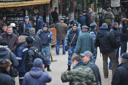 Вернисаж в Измайлово. На снимке: полицейские во время дежурства.