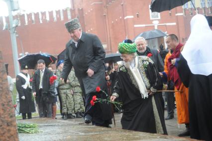 День народного единства. Церемония возложения цветов к памятнику Минину и Пожарскому. На снимке: Верховный муфтий, председатель Центрального духовного управления мусульман РФ Талгат Таджудди (в центре) и  глава Буддийской традиционной сангхи РФ Дамба Аюшеев (справа).