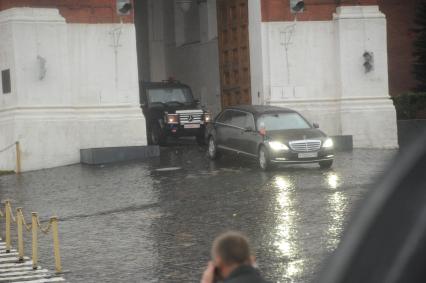 День народного единства. Церемония возложения цветов к памятнику Минину и Пожарскому. На снимке: автомобиль с президентом РФ Владимиром Путиным выезжает из ворот Спасской башни Кремля.