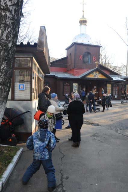 Западного Бирюлево. На снимке: церковь святителя Николая Мирликийского.