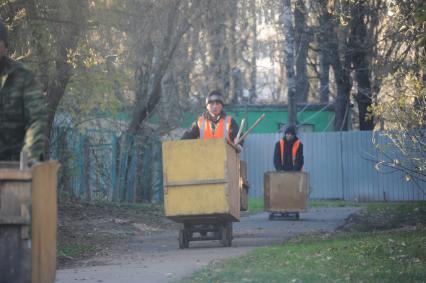 Западного Бирюлево. На снимке: мигранты.