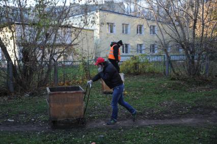 Западного Бирюлево. На снимке: мигранты.