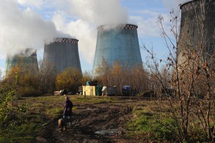 Западного Бирюлево. На снимке: градирни ТЭЦ-26 `Южная`.