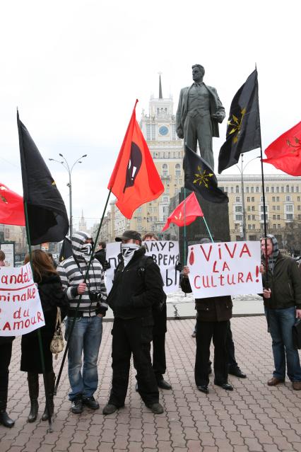 Митинг против засилья гламура в СМИ, организованный политической организацией `Евразийский союз молодежи` на Триумфальной площади. На снимке: активист держит плакат `Viva la cultura! (культура жива)`.