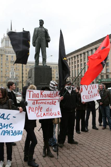 Митинг против засилья гламура в СМИ, организованный политической организацией `Евразийский союз молодежи` на Триумфальной площади.