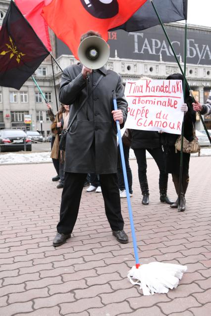 Митинг против засилья гламура в СМИ, организованный политической организацией `Евразийский союз молодежи` на Триумфальной площади.