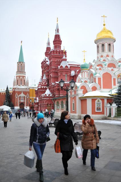 Виды Москвы. Красная площадь. На снимке (слева направо): Никольская башня Московского Кремля, Исторический музей и Казанской собор.