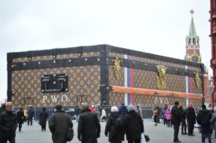 Павильон выставки `Душа странствий`в виде сундука Louis Vuitton  на Красной площади.