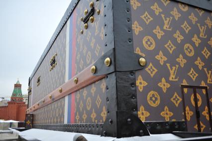 Павильон выставки `Душа странствий`в виде сундука Louis Vuitton  на Красной площади.