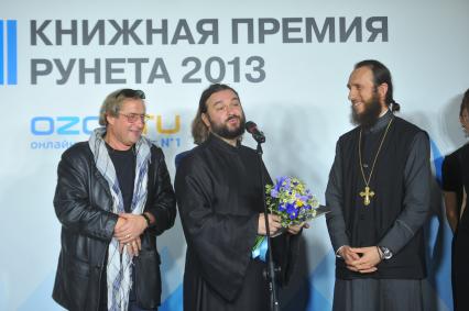 Jagger Hall. Церемония вручения ежегодной премии `Книжная премия Рунета-2013`. На снимке: режиссер Андрей Житинкин (слева) и протоиерей Андрей Ткачев (в центре), победивший в номинации `Лучшая художественная книга` с книгой `Страна чудес и другие рассказы` .