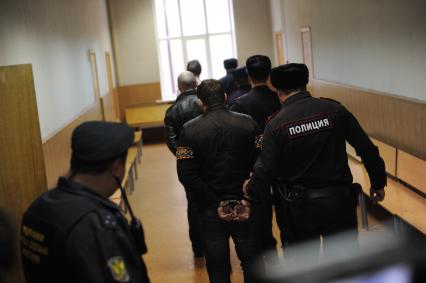 Мещанский суд. Оглашение приговора по делу о нападении на художественного руководителя балета Государственного академического Большого театра (ГАБТ) Сергея Филина. На снимке (слева направо): танцор ГАБТа Павел Дмитриченко, признанный виновным в организации нападения на С.Филина, житель Московской области Андрей Липатов и житель Рязанской области Юрий Заруцкий, признанные виновными в покушении на С.Филина..