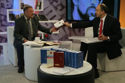 Телевидение `Комсомольская правда`. Заместитель редактора отдела международной и внутренней политики КП Александр Гамов и российский юрист, политический, государственный и общественный деятель. Один из авторов Российской конституции Румянцев Олег.