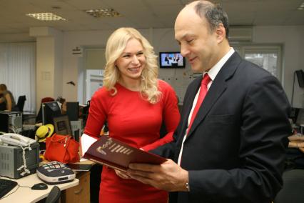 Телевидение `Комсомольская правда`. Российский юрист, политический, государственный и общественный деятель. Один из авторов Российской конституции Румянцев Олег и телеведущая КП Анна Львова.