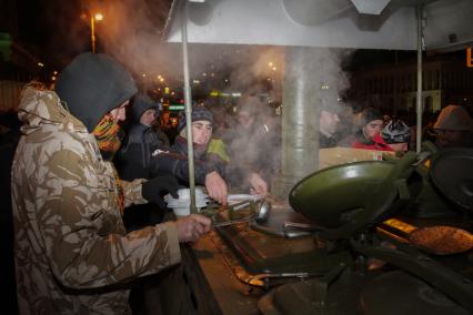 Евромайдан. Акция сторонников евроинтеграции Украины у здания Киевской городской государственной администрации (Мэрии). На снимке: полевая кухня для митингующих.