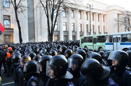 Евромайдан. Акция сторонников евроинтеграции Украины у здания Верховной Рады. На снимке: сотрудники милицейского спецподразделения `Беркут` стоят в оцеплении.