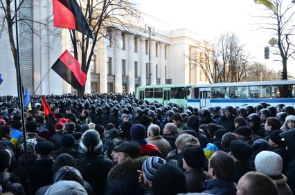 Евромайдан. Акция сторонников евроинтеграции Украины у здания Верховной Рады. На снимке: активисты держат красно-черные флаги Украинской национальной революции, сотрудники милицейского спецподразделения `Беркут` стоят в оцеплении.