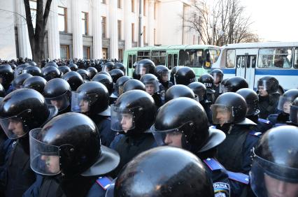 Евромайдан. Акция сторонников евроинтеграции Украины у здания Верховной Рады. На снимке: сотрудники милицейского спецподразделения `Беркут` стоят в оцеплении.