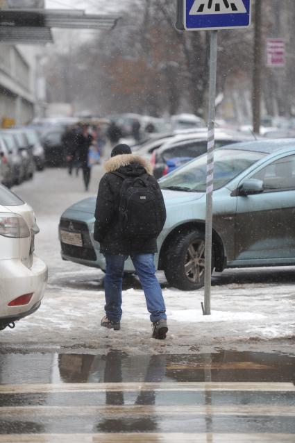 Тающий снег в Москве. На снимке: люди идут по лужам.