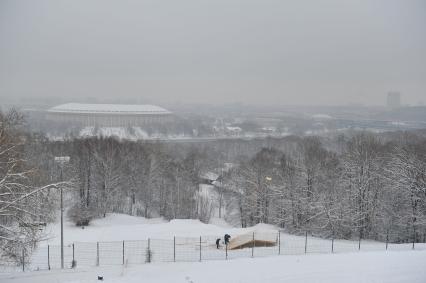 Снег в Москве. На снимке: вид со смотровой площадки на СК `Лужники`.