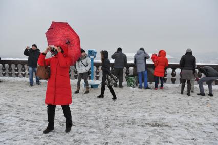 Смотровая площадка на Воробьевых горах. На снимке: люди с фотоаппаратами.