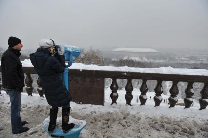 Смотровая площадка на Воробьевых горах. На снимке: девочка смотрит в обзорный бинокль.