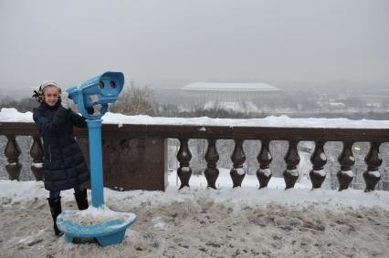 Смотровая площадка на Воробьевых горах. На снимке: девочка смотрит в обзорный бинокль.