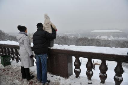 Снег в Москве. На снимке: вид со смотровой площадки на СК `Лужники`.