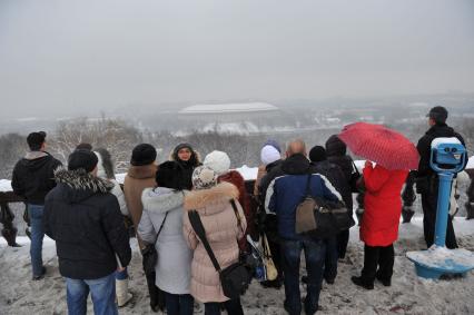 Смотровая площадка на Воробьевых горах. На снимке: экскурсия.