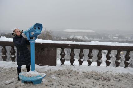 Смотровая площадка на Воробьевых горах. На снимке: девочка смотрит в обзорный бинокль.