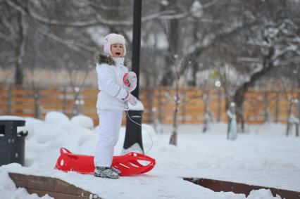 Снег в Москве. На снимке: дети играют на снежной горке.