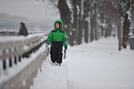 Снег в Москве. Парк Горького. На снимке: ребенок во время прогулки.