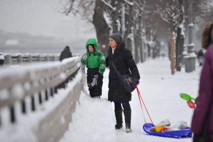 Снег в Москве. Парк Горького. На снимке: мама с  ребенком во время прогулки.