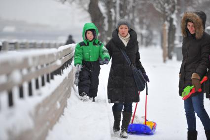 Снег в Москве. Парк Горького. На снимке: мама с ребенком во время прогулки.