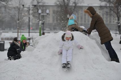 Снег в Москве. На снимке: дети играют на снежной горке.