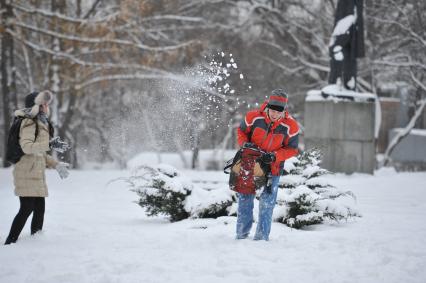 Снег в Москве. Парк Горького. На снимке: молодые люди играют в снежки.