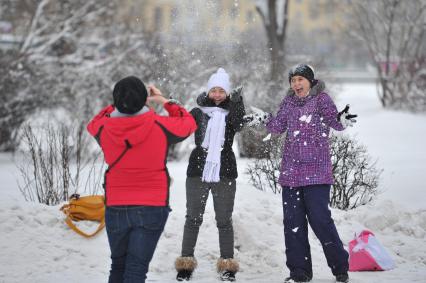 Снег в Москве. Парк Горького. На снимке: девушка фотографирует подруг.