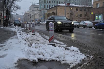 Улица Малая Дмитровка. На снимке: нелегальная парковка.