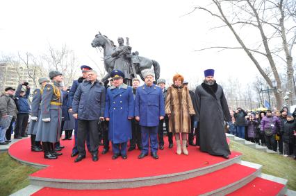 Торжественная церемония открытия памятника Герою Отечественной войны 1812 года, атаману Всевеликого войска Донского, генералу от кавалерии Матвею Ивановичу Платову в парке `Казачьей славы`. На снимке: губернатор Ростовской области Василий Голубев (второй слева) и ректор Московского государственного университета технологий и управления имени К.Г. Разумовского Валентина Иванова.