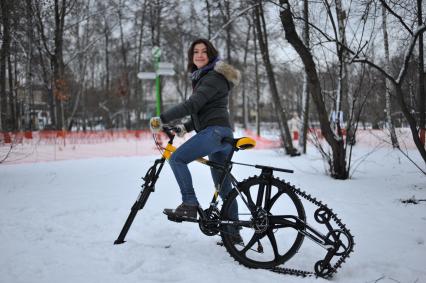 Многофункциональный центр зимних развлечений `Snegohod-Ville` в Парке Сокольники. На снимке: корреспондент КП Александра Крылова демонстрирует шипованный зимний велосипед.