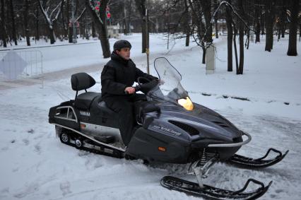 Многофункциональный центр зимних развлечений `Snegohod-Ville` в Парке Сокольники. На снимке: снегоход.