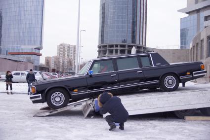 Екатеринбург. На снимке: служебный автомобиль первого президента России Бориса Ельцина ЗИЛ 41052, доставленный из Москвы для будущего музея Б.Ельцина.