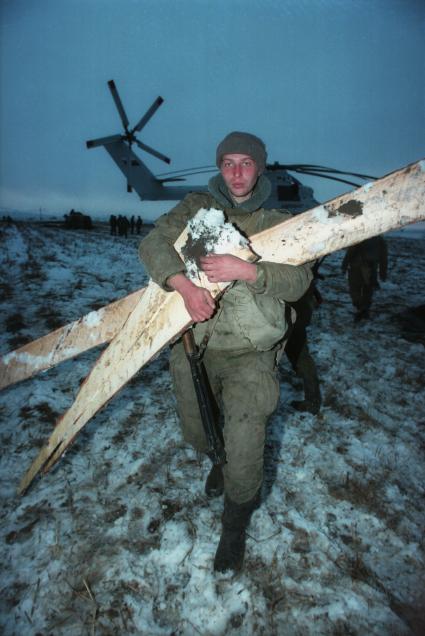 Начало первой чеченской войны. Аэродром на границе Чечни и Дагестана, рядом с Хасавюртом. На снимке: российский военнослужащий.