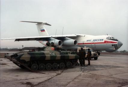 Начало первой чеченской войны. Аэродром в Моздоке. На снимке: бтр и самолет МЧС России ИЛ-76ТД.