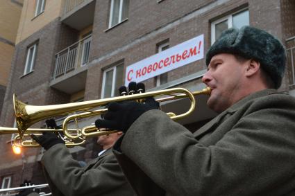 Жилье военным. Военный оркестр перед подъездом дома.