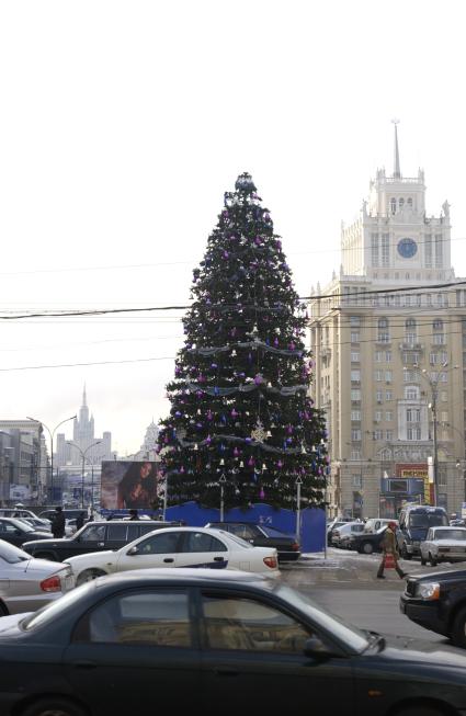 Триумфальная площадь. На снимке: новогодняя елка. На втрором плане гостиница `Пекин`.