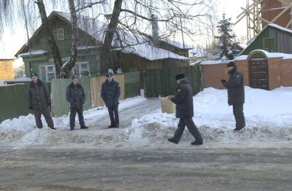 Дмитров. В одном из домов двое дезертиров, братья Александр и Дмитрий Опарины удерживают заложников.  Братья опарины, прослужившие полтора года в учебном центре `Выстрел` под Солнечногорском, сбежали из части, взяв с собой два автомата Калашникова и застрелили двух милиционеров, пытавшихся их остановить.