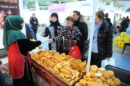 Московский Международный Фестиваль Сладостей на ВВЦ. На снимке:  выпечка восточные сладости.