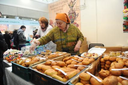 Московский Международный Фестиваль Сладостей на ВВЦ. На снимке:  женщина торгует выпечкой.