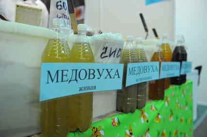 Московский Международный Фестиваль Сладостей на ВВЦ. На снимке:  живая медовуха.