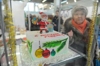 Московский Международный Фестиваль Сладостей на ВВЦ. На снимке:  новогодний торт